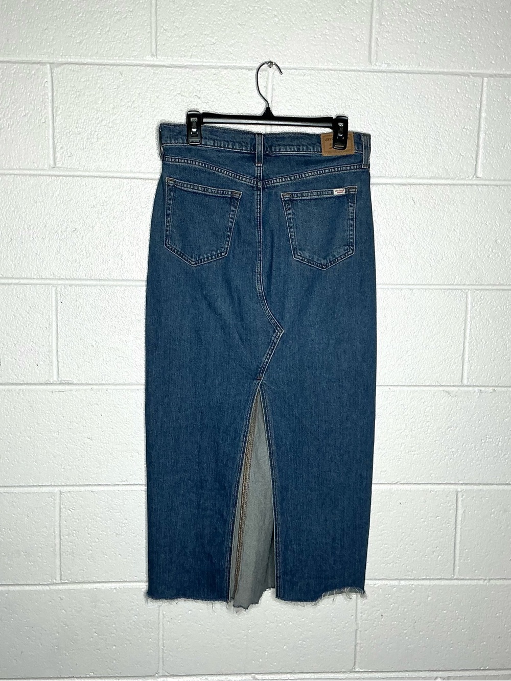 < Levi’s Denim High-Rise Distressed Hem Skirt With Slit > - Picture 4 of 4